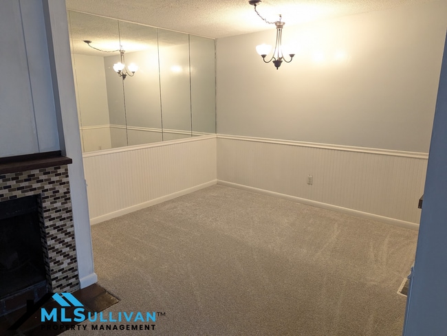 Building Photo - 4100-4105 Five Oaks Dr