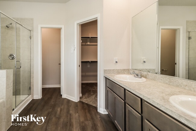 Building Photo - 14715 Country Club Dr