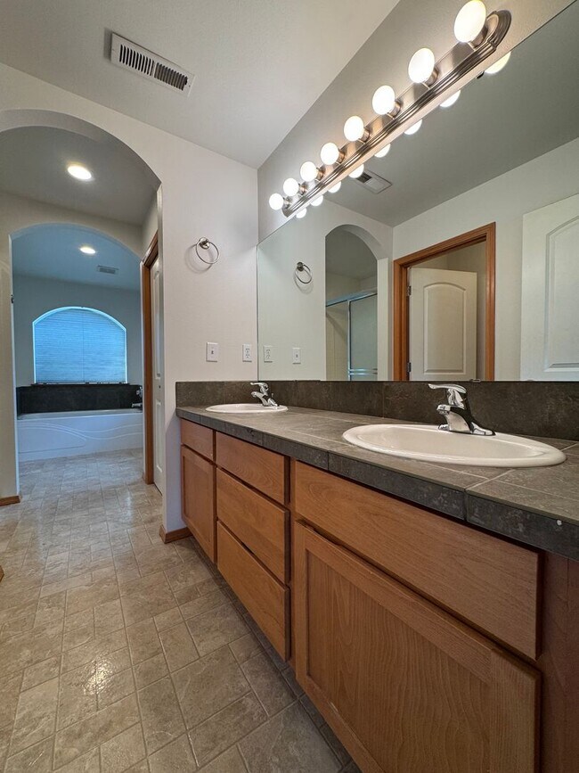 Building Photo - Large 4 Bed Rental in Established Neighbor...