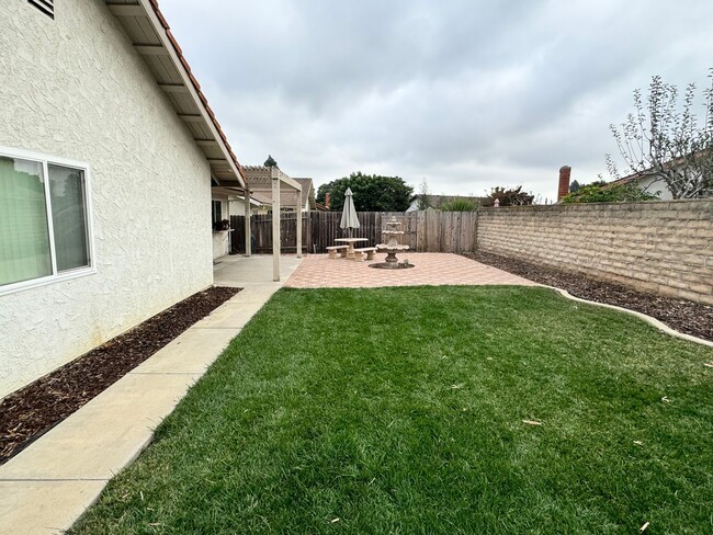 Building Photo - Spacious Single Story Upgraded Home