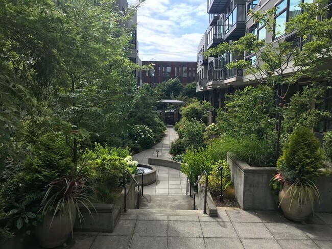 Building Photo - Stylish NW Contemporary 2 Bed, 2 Bath Cond...