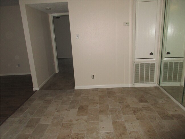 Building Photo - 17401 Red Oak Dr