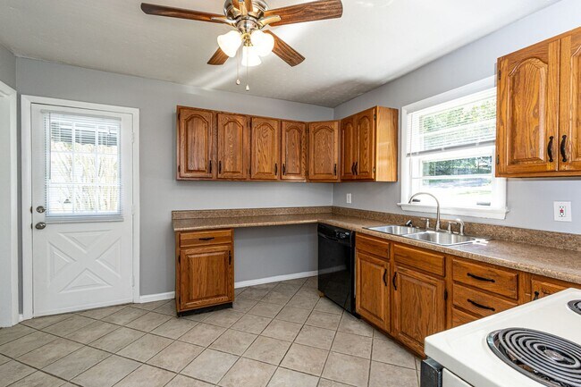 Building Photo - Charming 2-Bed, 1-Bath House in Prime Sout...