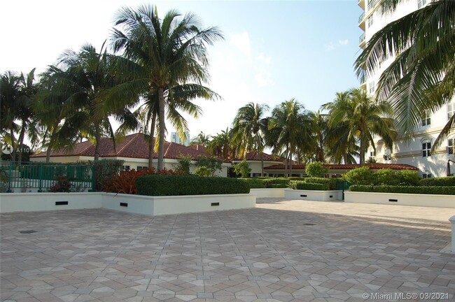 Building Photo - 20000 E Country Club Dr