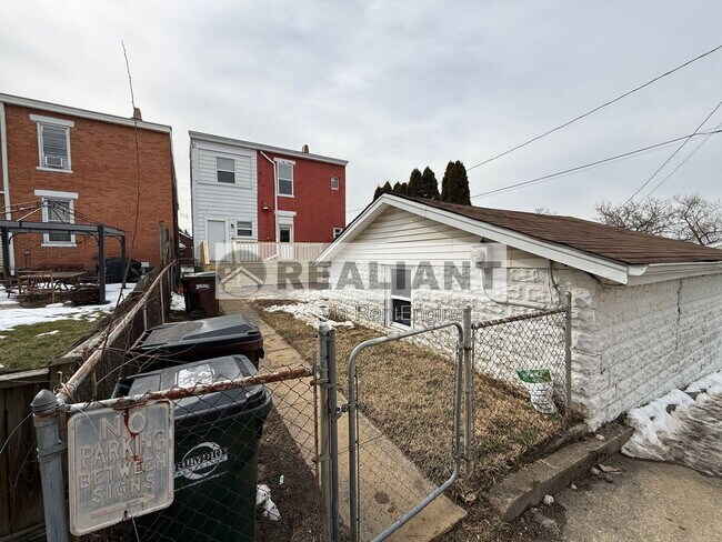 Building Photo - 132 Evergreen Ave