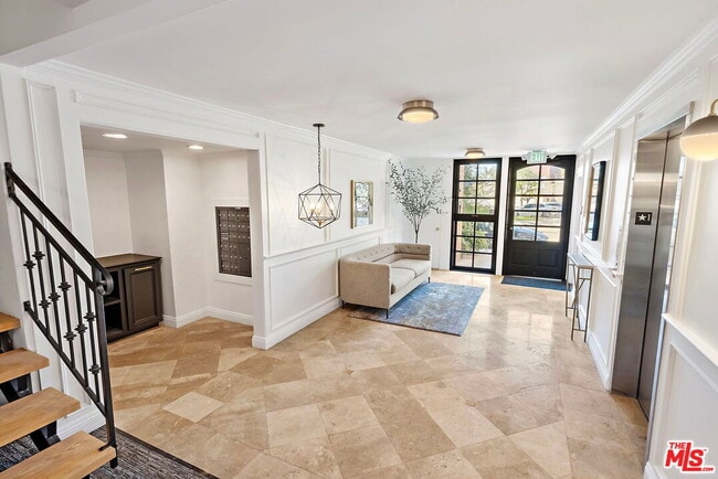 Building Photo - 838 S Barrington Ave