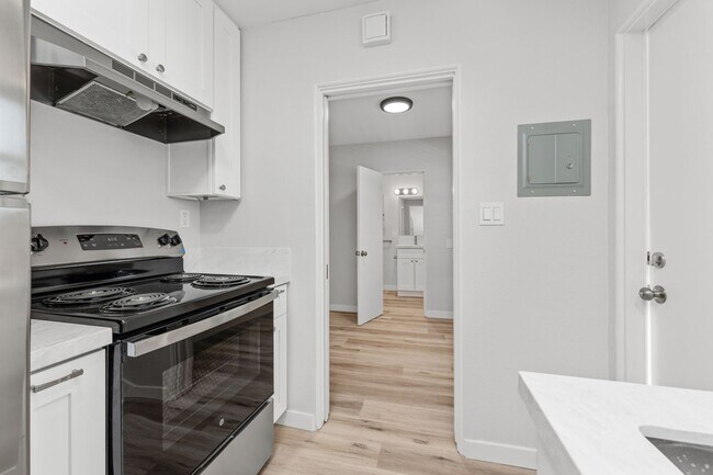 Building Photo - HILLCREST GREAT RENOVATED ONE BEDROOM APARTMENT.