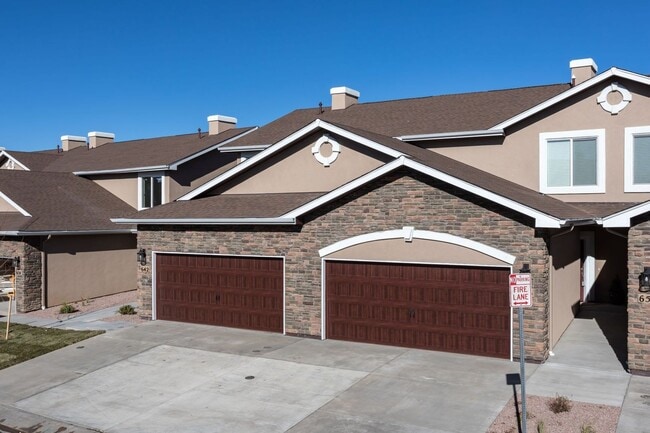 Building Photo - Stylish 3-Bedroom Townhome with Fireplace, Modern Kitchen & Spacious Layout!