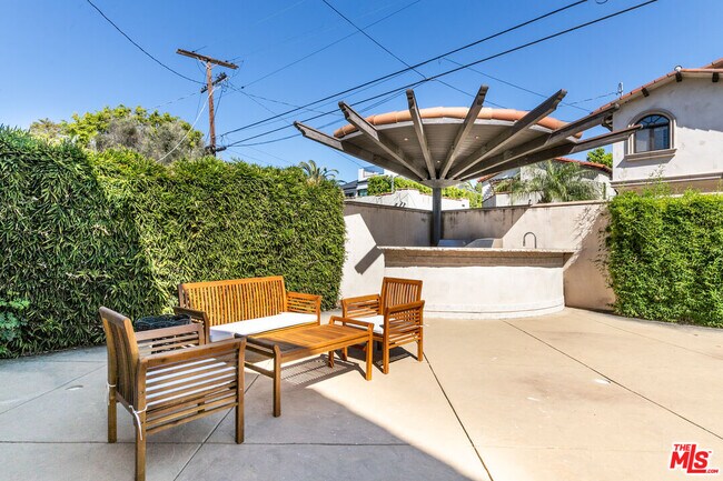 Building Photo - 458 Flores St