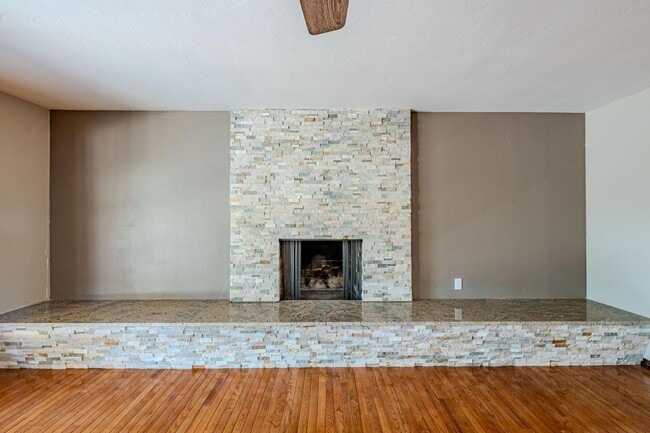 Building Photo - 1518 Wellesley Dr NE