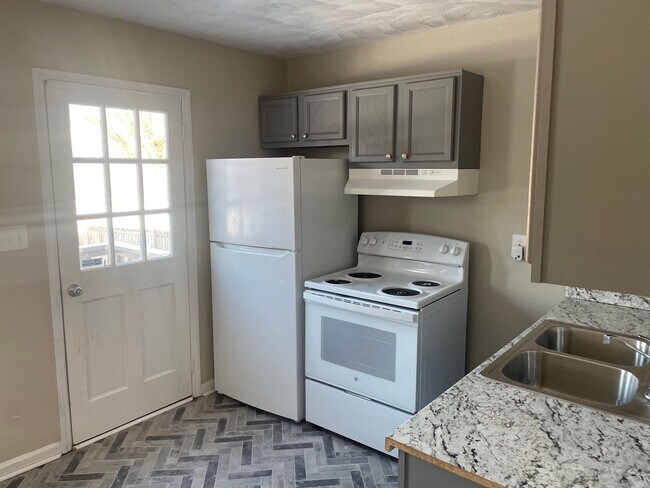 Building Photo - 2 BR 1 BA Duplex