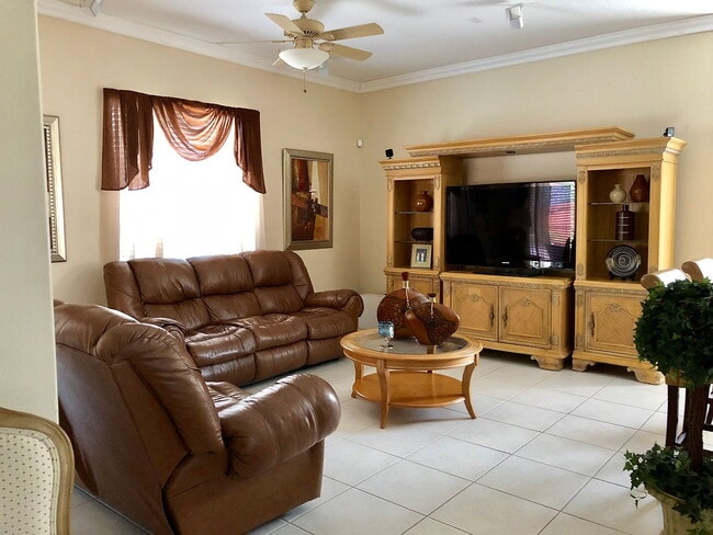 Building Photo - "Spacious 4-Bed Oasis with Granite Elegance & Pool in Miami Lakes"