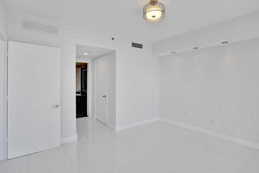 Building Photo - 495 Brickell Ave