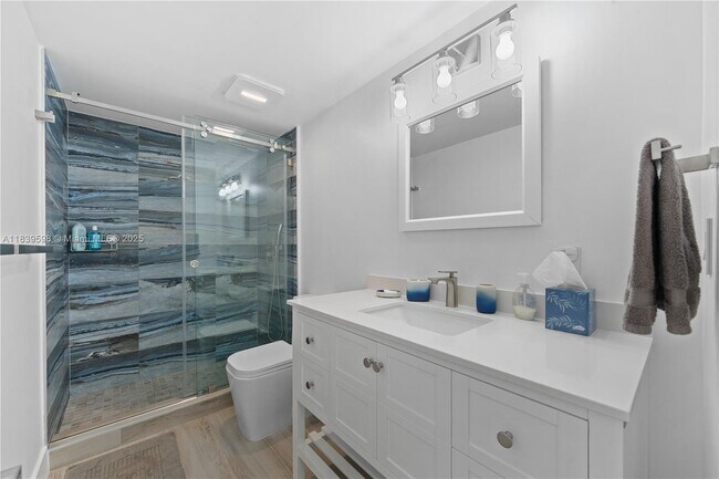Building Photo - 300 Bayview Dr