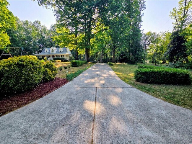 Building Photo - 3060 Glen Wallace Dr