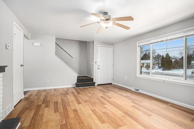 Building Photo - $1450- 3-Bed/1.5-Bath Town House Duplex, Basement, Garage, 1300 sq. ft. Attractive remodeled mode...