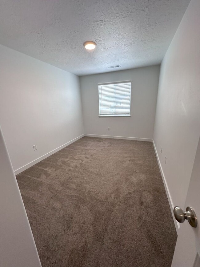 Building Photo - BEAUTIFUL 3-BEDROOM 2.5 BATH TOWNHOME FOR RENT