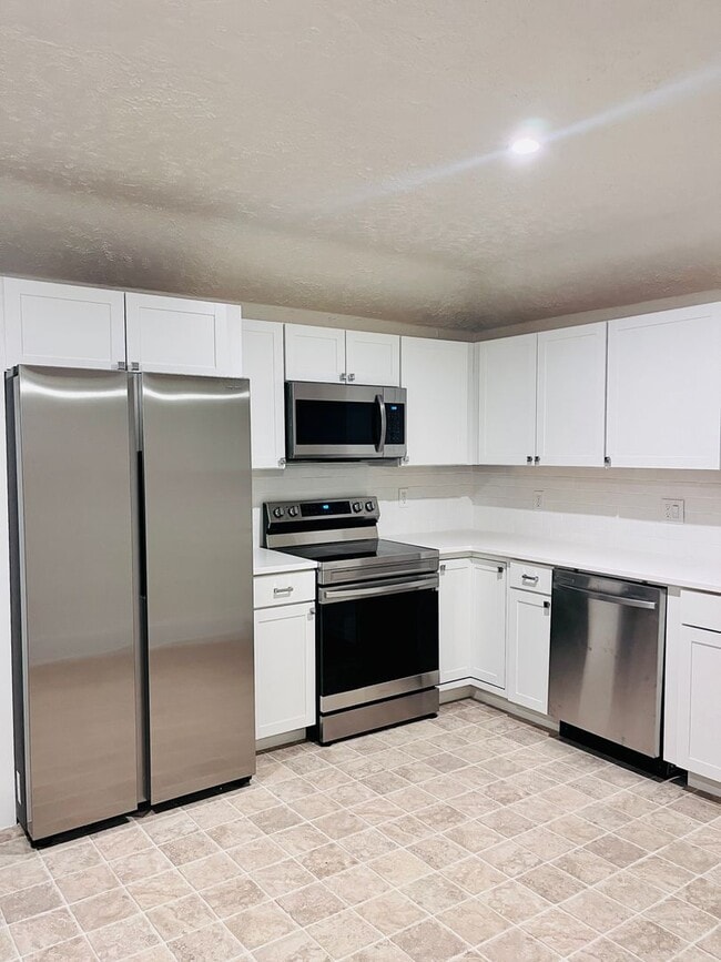 Building Photo - Large renovated 2 bedroom apartment in the heart of Stayton.  Don't miss this opportunity!