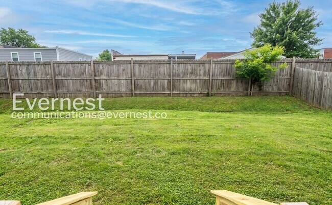 Building Photo - 2 Bed/1.5 Bath Townhome with Off-Street Parking / Pet-Friendly / Coming Soon!