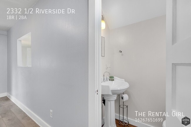 Building Photo - 2332 1/2 Riverside Dr-