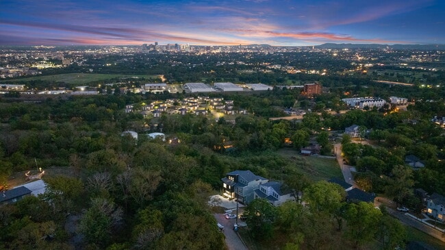 Building Photo - "Spacious 4-Bed, 4-Bath Gem in Nashville -...