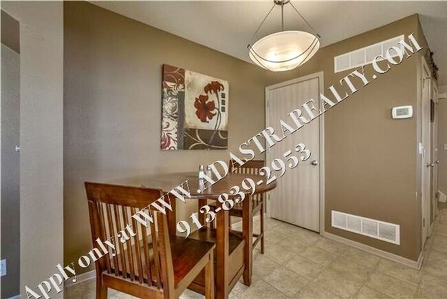 Building Photo - Spacious 3 Bed, 2 Bath, 2 Half Bath Townho...