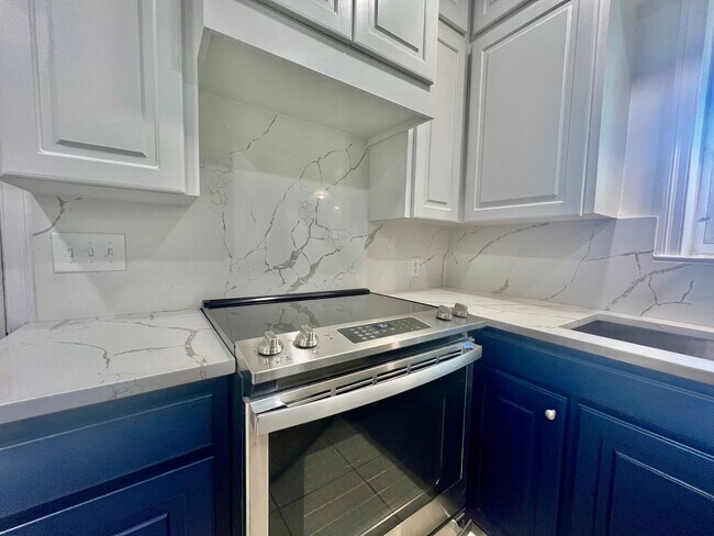 Building Photo - Charming 5 Bedroom Home Close to Everything!