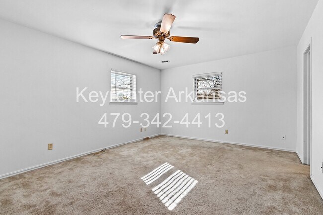 Building Photo - Beautiful Home in Springdale with Sunroom!