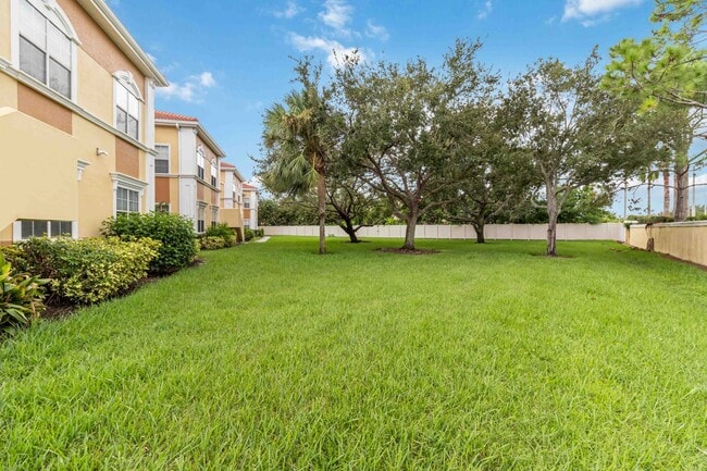 Building Photo - Fully updated 2/2 unit available now for a...