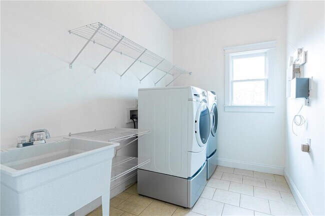 Building Photo - 2288 Oakview Rd NE