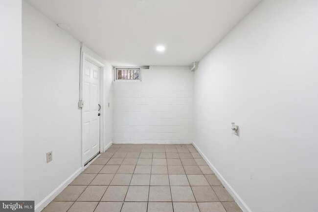 Building Photo - 3816 W Bay Ave