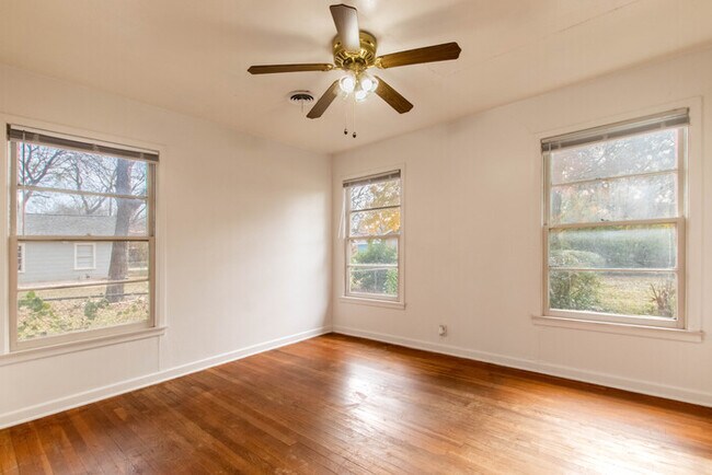 Building Photo - 809 Crescent St