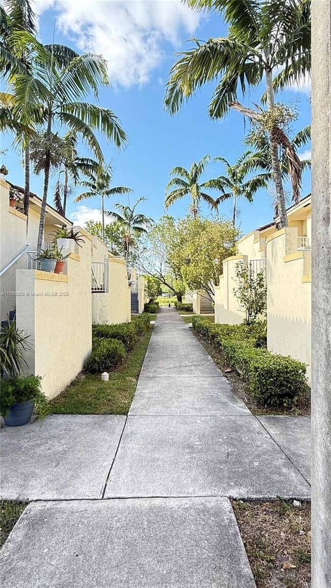 Building Photo - 6235 SW 47th Manor
