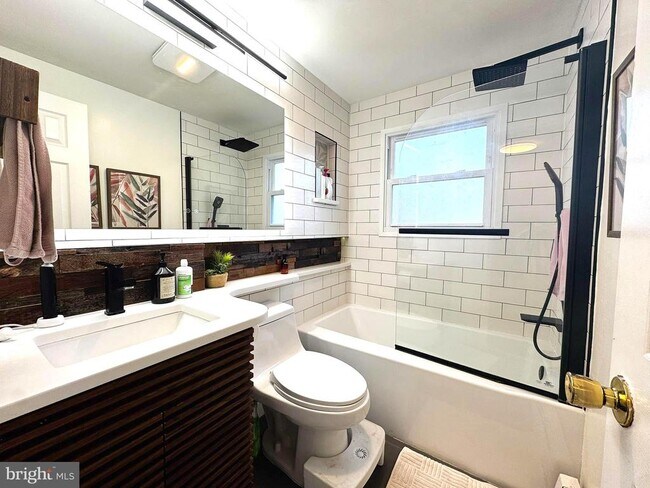 Building Photo - 10712 Warwick Ave