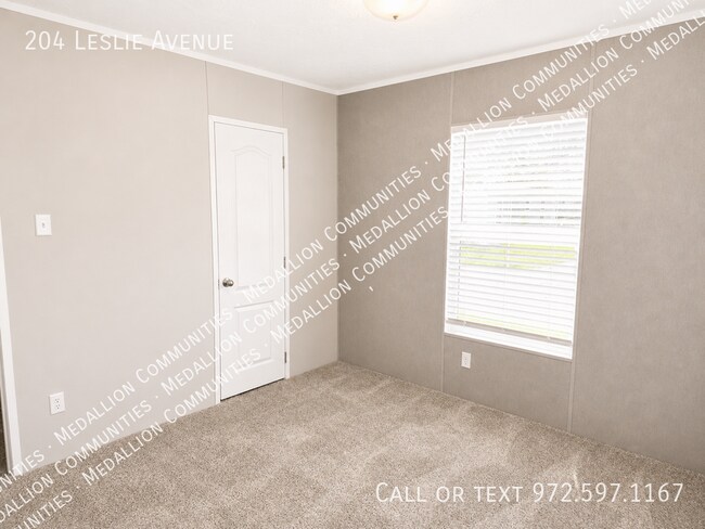 Building Photo - 204 Leslie Ave
