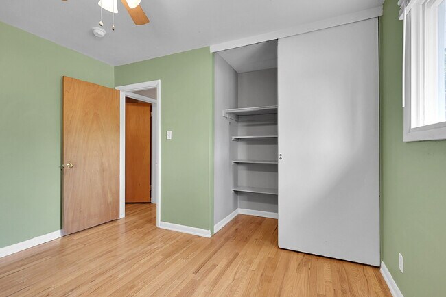 Building Photo - $1,900.00, 3-bed, 2 bath, located in Color...