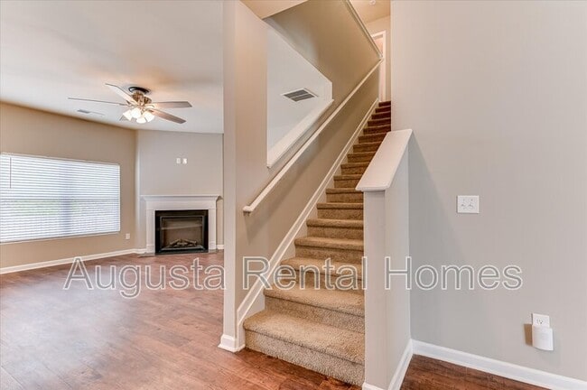 Building Photo - 5060 Vine Ln