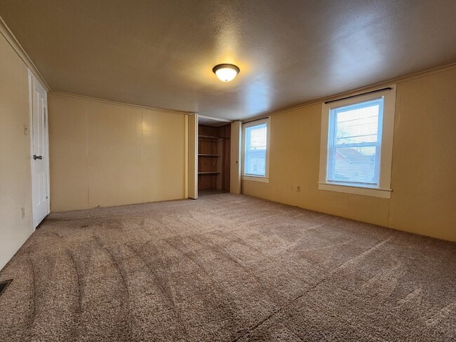 Building Photo - Large 4-Bedroom Home with a Spacious Layout.