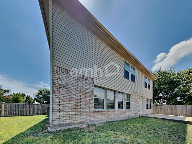 Building Photo - 1411 Plateau Dr