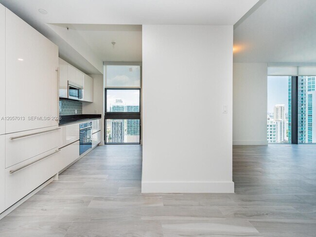 Building Photo - 1010 Brickell Ave