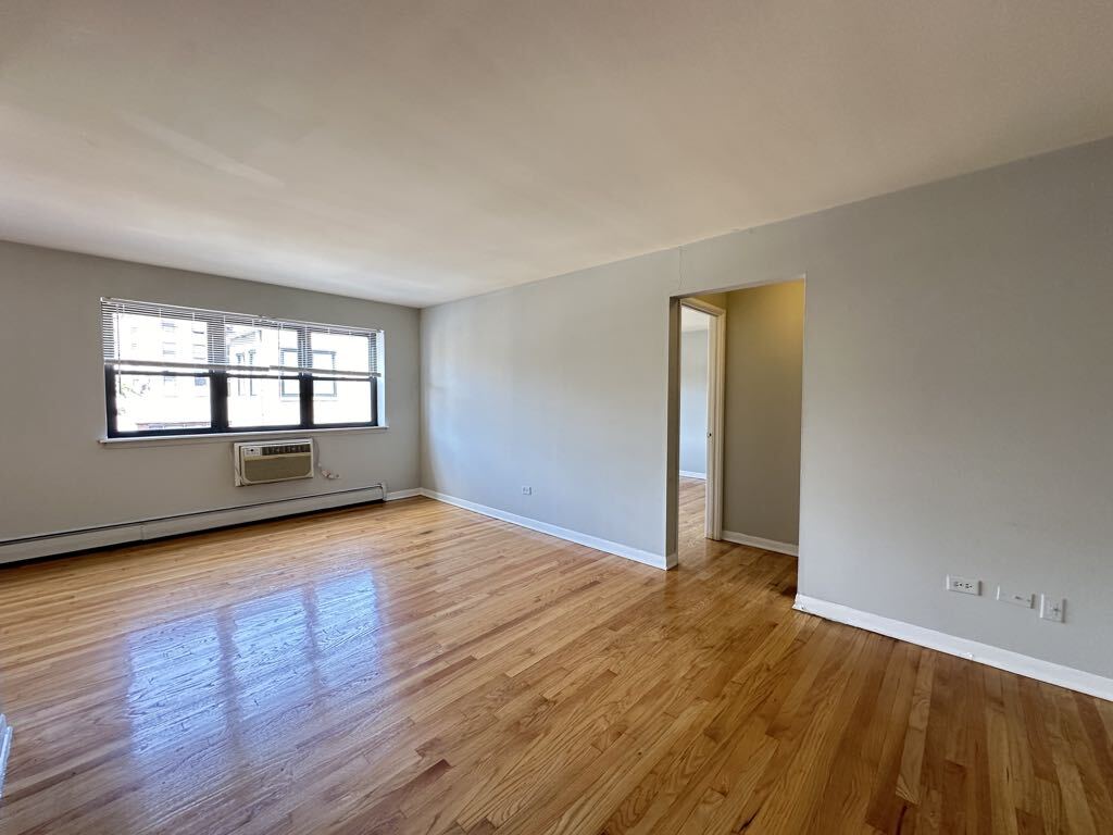 Building Photo - 513 W Briar Pl