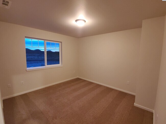 Building Photo - West Pasco Townhouse