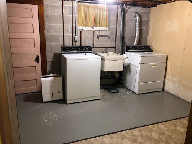 Building Photo - 3 Bedroom Duplex