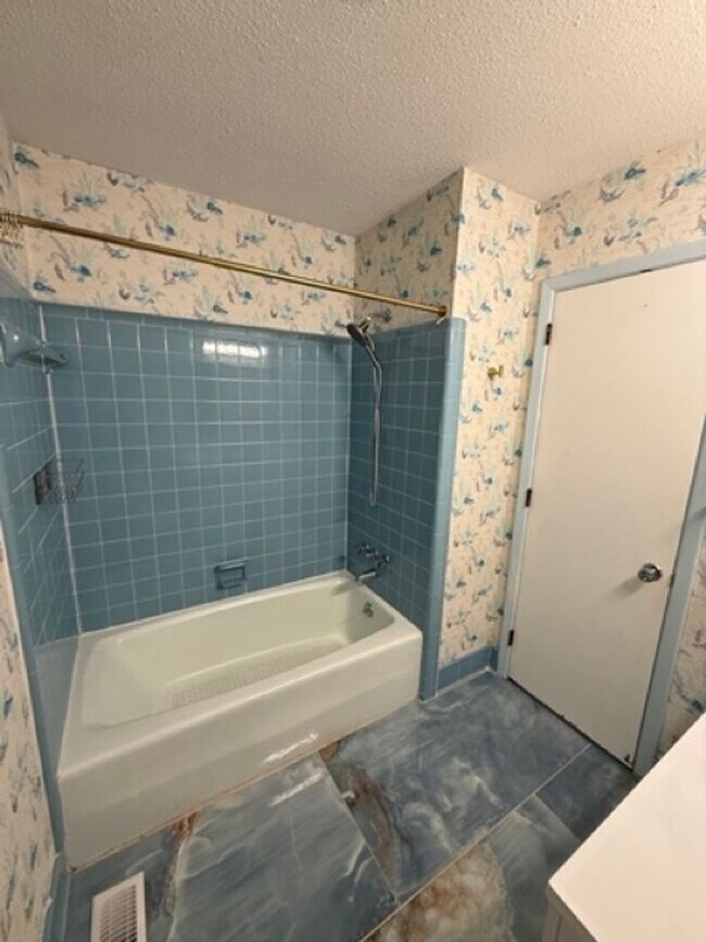 Building Photo - Christmas Move-In Special!! $500 off first month's rent - UTILITIES, LAWN CARE, WIFI, GARBAGE INC...