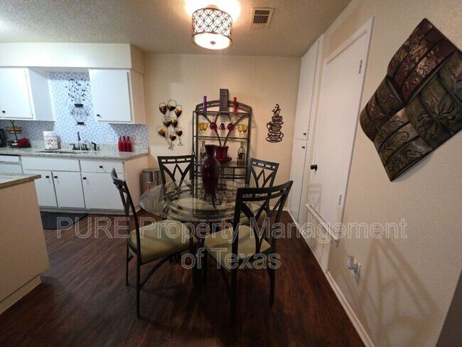 Building Photo - 203 2nd St N