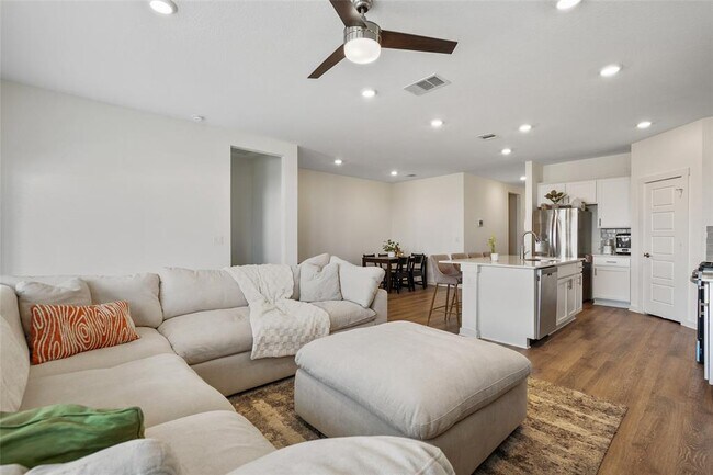 Building Photo - 13821 Zuhause Dr