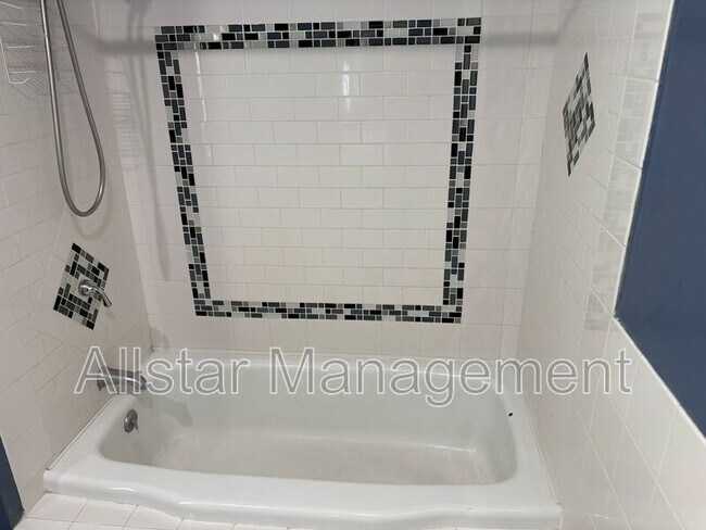 Building Photo - 1135 W 12th St