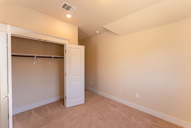 Building Photo - Beautiful 3 bedroom home in Gated community!