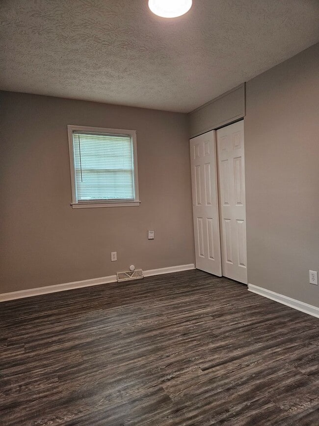 Building Photo - 2 Bed 1 Bath Duplex