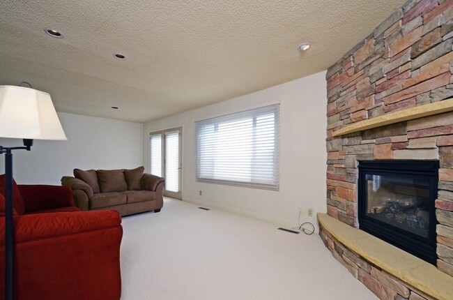 Building Photo - Wonderful 3 Bed 2 Bath Townhome in Little Canada
